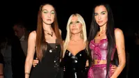 Gigi Hadid, Donatella Versace, dan Dua Lipa di Milan Fashion Week 2022. (dok. Instagram @dualipa/https://www.instagram.com/p/CUQmQ6AsTR4/)