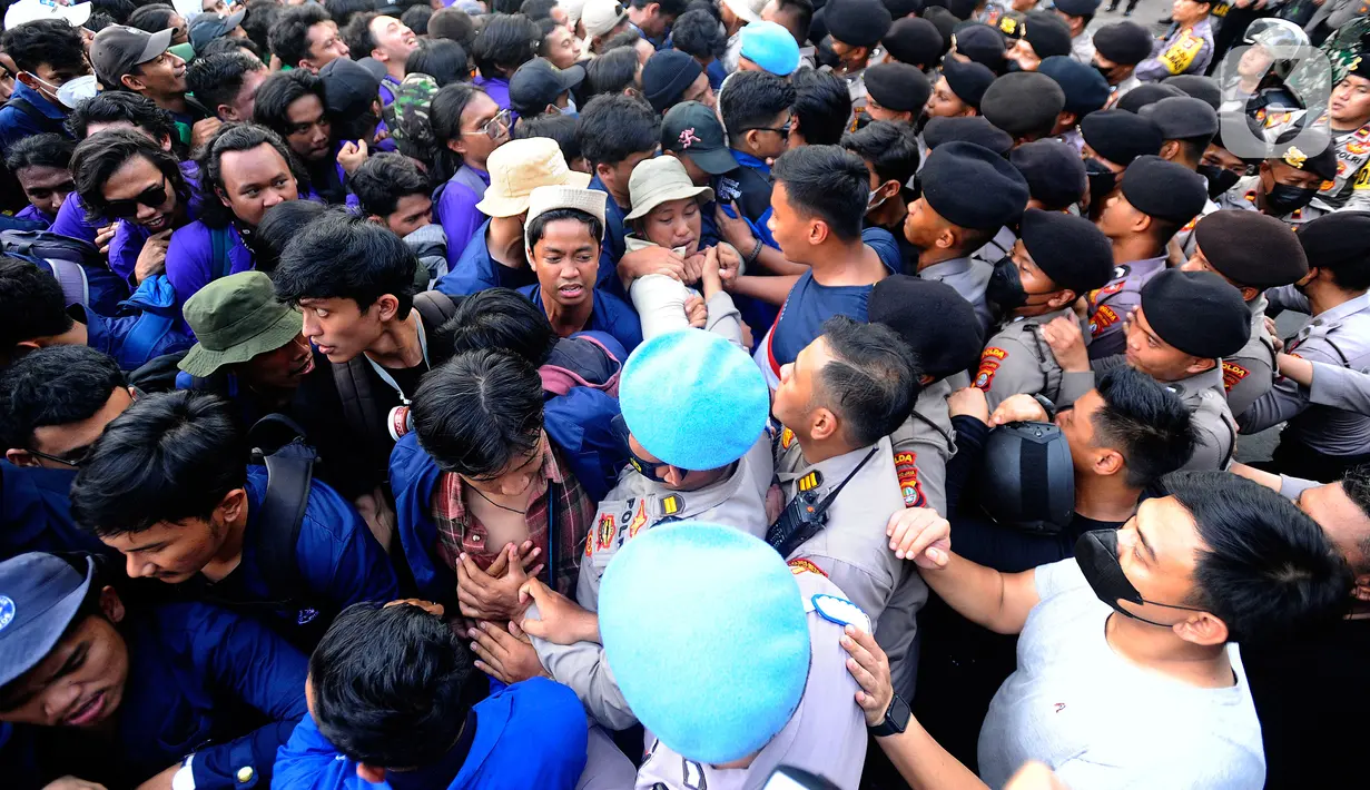 Mahasiswa yang tergabung dalam Aliansi Badan Eksekutif Mahasiswa (BEM) terlibat saling dorong dengan petugas kepolisian di kawasan Patung Kuda, Jakarta, Kamis (15/9/2021). Mahasiswa menyuarakan penolakan kenaikan harga bahan bakar minyak (BBM). (merdeka.com/Arie Basuki)