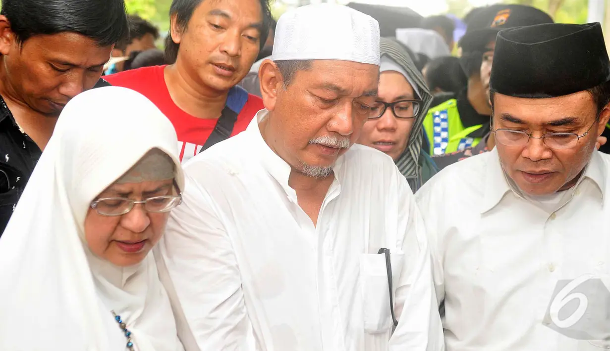 Aktor senior Dedi Mizwar tampak hadir saat acara pemakaman Didi Petet di TPU Tanah Kusir, Jakarta, Jumat (15/5/2015). Deddy meyakini mendiang Didi Petet meninggal secara husnulkhatimah.  (Liputan6.com/Faisal R Syam)