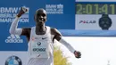 Selebrasi pelari Kenya, Eliud Kipchoge saat memenangkan Berlin Marathon ke-45 di Berlin, Jerman, Minggu (16/9). Kipchoge menjadi salah satu pelari marathon terhebat sepanjang masa. (AP Photo/Markus Schreiber)