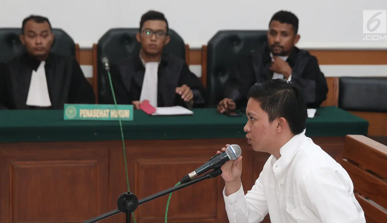Terdakwa kasus dugaan penipuan dan penggelapan biro perjalanan umrah First Travel, Komisaris First Travel Kiki Hasibuan saat menjalani sidang vonis di Pengadilan Negeri Depok, Jawa Barat, Rabu (30/5). (Liputan6.com/Herman Zakharia)