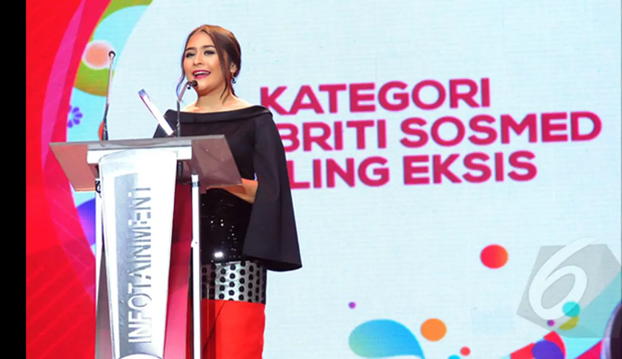 Prilly Latuconsina, mendapat penghargaan Infotainment Awards 2015 sebagai selebriti sosmed paling eksis, Jakarta, (30/1/15). Infotainment Awards 2015 merupakan bentuk apresiasi SCTV kepada Artis, Tokoh, dan Peristiwa . (Liputan6.com/Faisal R Syam)