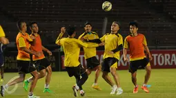 Penyerang Arema Cronus, Cristian Gonzales (kedua kanan) berebut bola atas saat berlatih di Stadion GBK Jakarta, Sabtu (2/4/2016). Arema Cronus menantang Persib Bandung pada final Piala Bhayangkara 2016. (Liputan6.com/Helmi Fithriansyah)