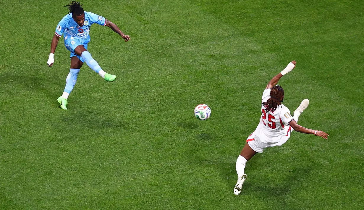 Pemain Kongo Brian Cipenga mencetak gol selama pertandingan sepak bola babak 32 Piala Dunia antara Inggris dan Kongo di Atlanta, Rabu, (01/07/2026). (AP Photo/Colin Hubbard)