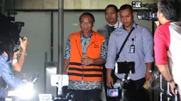 Jero Wacik usai menjalani pemeriksaan di KPK, Jakarta, Selasa (12/5/2015). Jero diperiksa terkait kasus pemerasan saat ia menjabat sebagai Menteri ESDM. (Liputan6.com/Helmi Afandi) 