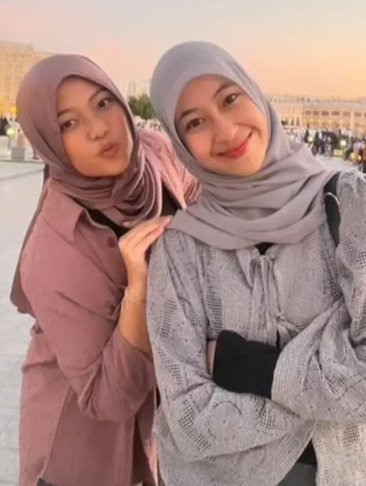 Saat berjalan-jalan di Qatar, Adiba tampil dengan outer berpita depan warna abu-abu yang serasi dengan kerudungnya. [@shafirrabharata]