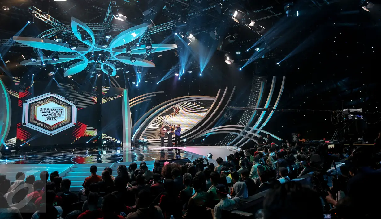 Suasana keramaian acara Indonesia Dangdut Awards (IDA) 2015, Jakarta, Rabu (28/10/2015). Perhelatan IDA 2015 menggambarkan dangdut telah menjadi bagian tidak terpisahkan dari masyarakat Indonesia. (Liputan6.com/Faizal Fanani) 