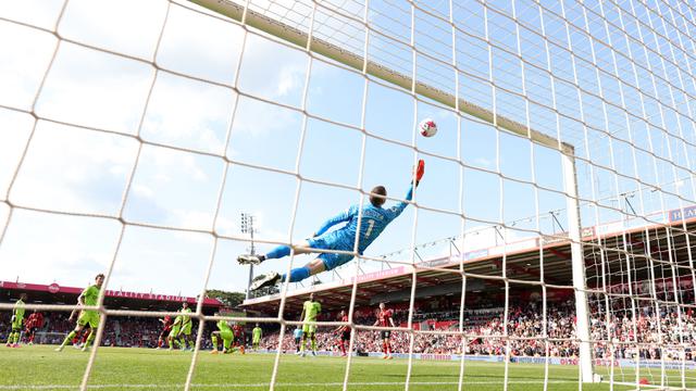 Foto: Pamer Penghargaan Sarung Tangan Emas, Berikut Ini 8 Aksi Ciamik David De Gea di Bawah Mistar Gawang MU