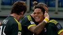 Carlos Bacca disambut rekan-rekannya setelah mencetak gol ketiga ke gawang Lazio dalam lanjutan Serie A Italia di Stadion Olimpico, Roma, Senin (2/11/2015) dini hari WIB. (AFP Photo/Tiziana Fabi)