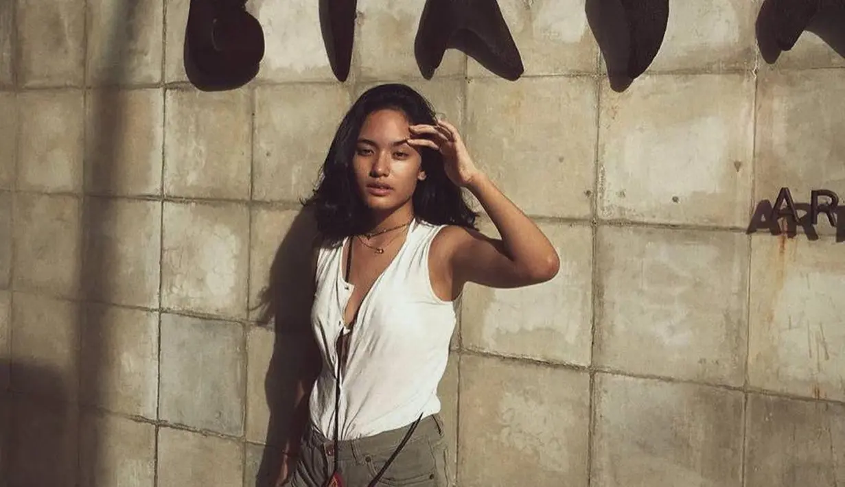 <p>Arawinda Kirana sering tampil simpel dengan memakai oufit putih. Meski begitu, Arawinda tetap terlihat cantik menawan. Tidak heran, postingan Arawinda selalu banjir pujian dari netizen yang menyebutnya berparas cantik meski tampil sederhana. (Liputan6.com/IG/@arawindak)</p>