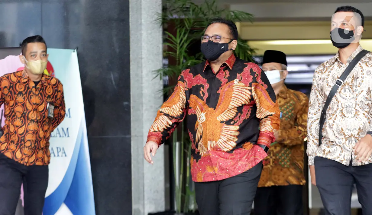 Menteri Agama (Menag) Yaqut Cholil Qoumas (tengah) sesaat akan meninggalkan Gedung KPK, Jakarta, Rabu (3/3/2021). Menag Yaqut Cholil Qoumas datang untuk membahas program dan berkoodinasi terkait pencegahan korupsi di lingkungan Kementerian Agama (Kemenag). (Liputan6.com/Helmi Fithriansyah)
