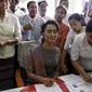 Aung San Suu Kyi menyerahkan dokumen pencalonannya sebagai Presiden di kantor Komisi Pemilihan Thanlyin (29/7/2015). Myanmar akan melakukan pemilu pertama kalinya setelah 25 tahun keran demokrasi ditutup. (REUTERS/Soe Zeya Tun)