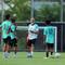Pelatih Persebaya, Eduardo Perez, dan timnya saat latihan rutin. (Dok. ileague.id)