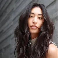 Gaya rambut ala Gen Z dengan rambut tebal. (foto: instagram.com/@salsalhair)