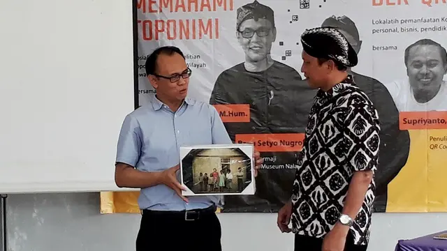 Penyerahan foto repro keluarga Desa Dermaji pada 1979 hasil dokumentasi dan riset Guru Besar Linguistik Unpad, Prof. DR Cece Sobarna kepada Kepala Desa Dermaji, Bayu Setyo Nugroho untuk koleksi Museum Naladipa. (Foto: Liputan6.com/Muhamad Ridlo)