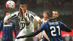 Bek sayap Juventus, Alex Sandro, berebut bola dengan bek sayap Inter Milan, Davide Santon. Agregat kedua tim menjadi 3-3, yang membuat laga harus ditentukan melalui adu penalti. (EPA/Daniel Dal Zennaro)