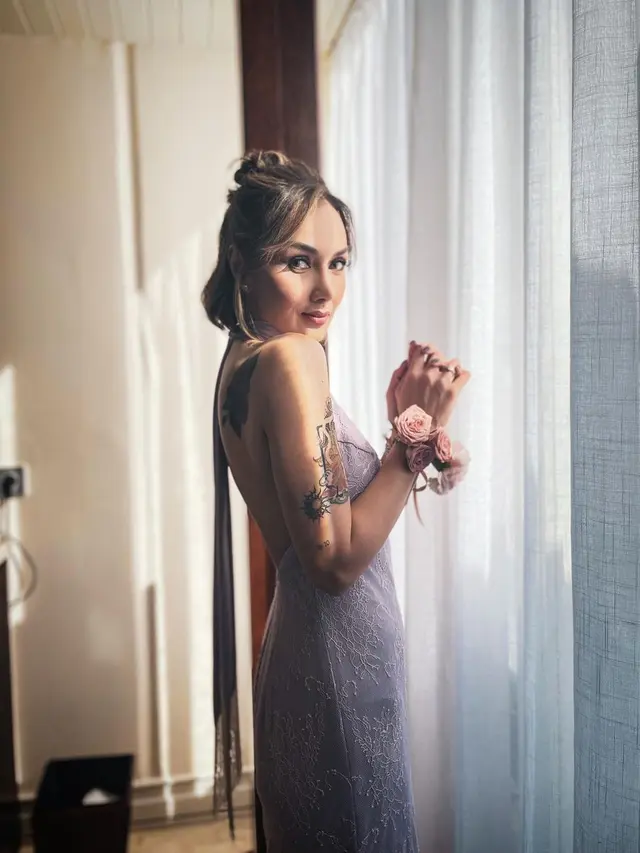 6 Potret Sara Wijayanto di Rangkaian Pernikahan Adinia Wirasti, Tampil Menawan