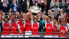 Gelandang Arsenal, Mikel Arteta bersama pemain lainnya mengangkat trofi usai memenangkan gelar FA Community Shield di Wembley Stadium, Minggu (2/8/2015). Arsenal menang atas Chelsea dengan skor 1-0. (Reuters/Andrew Couldridge)