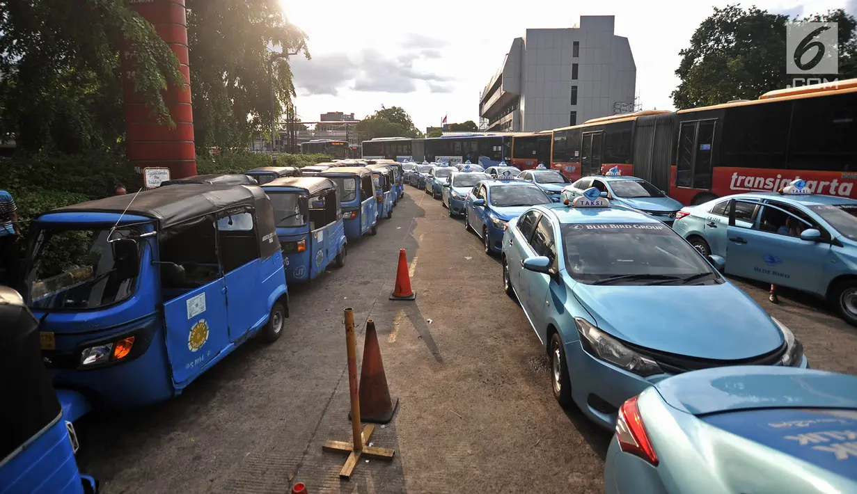 Bajaj, taksi, dan bus Transjakarta antre mengisi BBG di SPBG Pemuda, Jakarta, Kamis (15/11). Minimnya keberadaan SPBG menyebabkan antrean panjang kendaraan yang akan mengisi BBG hingga ke pinggir jalan menimbulkan kemacetan. (Merdeka.com/Iqbal S. Nugroho)