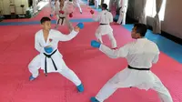 Karateka Indonesia, Jintar Simanjuntak (kanan) dan Sandy  Firmansyah (kiri)  berlatih sparring sebagai persiapan bertanding pada ajang SEA Games 2017 di The Belezza, Permata Hijau, Jakarta, Senin (07/8/2017). (Bola.com/Nicklas Hanoatubun)
