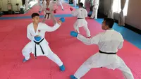 Karateka Indonesia, Jintar Simanjuntak (kanan) dan Sandy  Firmansyah (kiri)  berlatih sparring sebagai persiapan bertanding pada ajang SEA Games 2017 di The Belezza, Permata Hijau, Jakarta, Senin (07/8/2017). (Bola.com/Nicklas Hanoatubun)