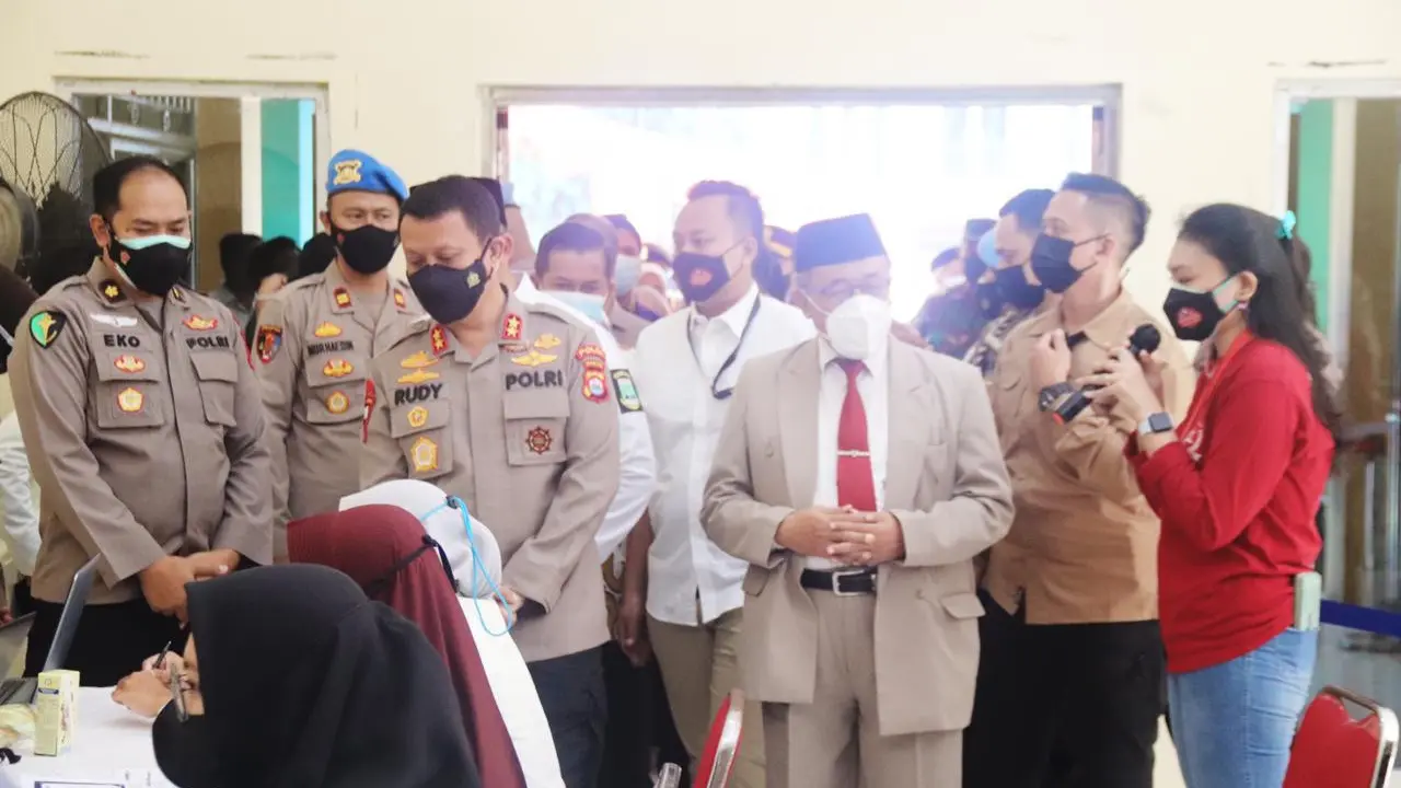 Kapolda Banten, Irjen Pol Rudy Heryanto Pantau Vaksin Mahasiswa Di UIN SMH Banten. (Kamis, 12/08/2021). (Dokumentasi Humas Polda Banten).