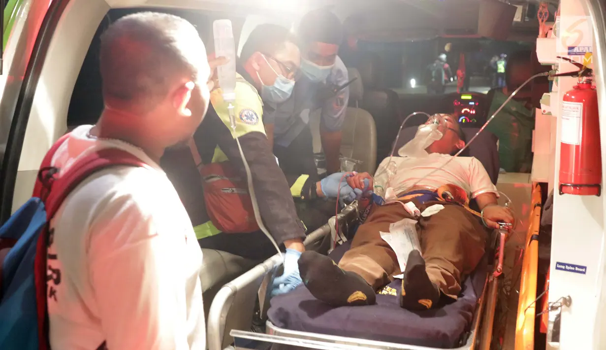 Petugas medis memberi perawatan kepada korban dalam demonstrasi berujung ricuh di Pejompongan, Jakarta, Rabu (25/9/2019). Sebelumnya, ribuan pelajar yang melangsungkan demonstrasi di Gedung DPR terlibat bentrok dengan polisi. (Liputan6.com/Helmi Fithriansyah)
