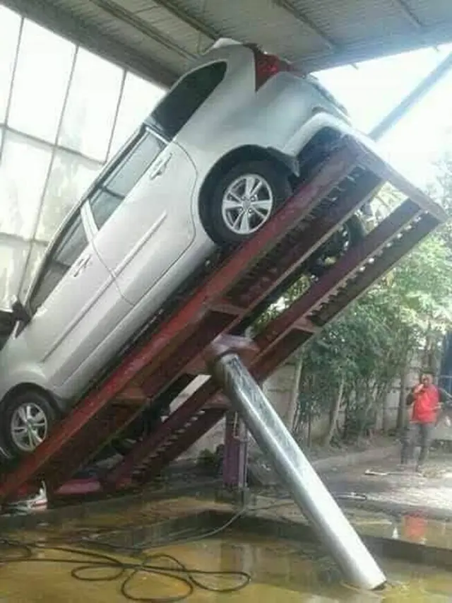 7 Potret Mobil Ketiban Sial, Bikin Kita Gak Habis Pikir