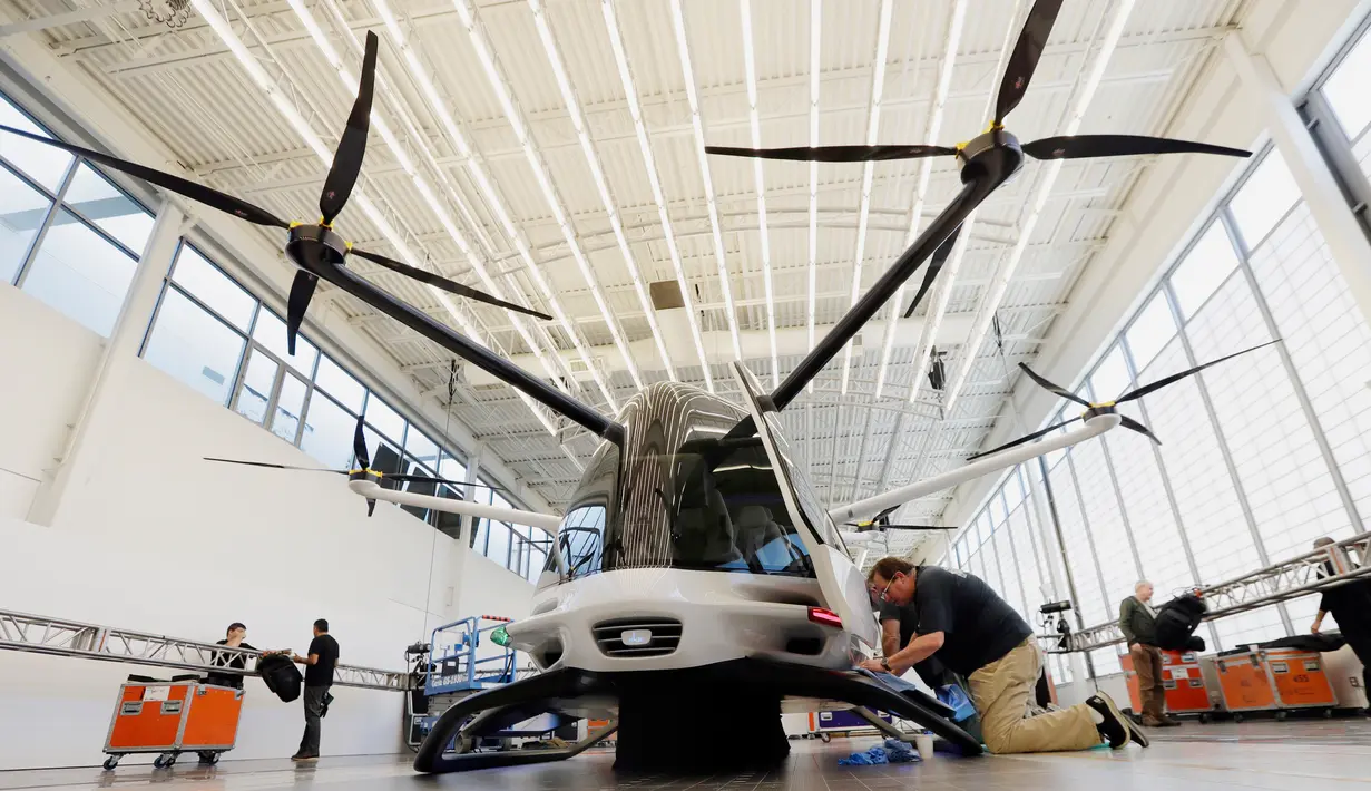 Pekerja mempersiapkan mobil terbang yang diberi nama Skai yang dikembangkan oleh perusahaan startup Alaka’I Technologies di Newbury Park, California, 28 Mei 2019. Skai dapat terbang hingga 4 jam dengan jarak sejauh 400 mil dan dilengkapi dengan parasut hingga auto-pilot. (AP/Marcio Jose Sanchez)