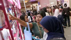 Pengunjung memilih produk kecantikan saat gelaran Jakarta X Beauty di Jakarta Convention Center (JCC) Senayan, Jakarta, Jumat (6/12/2024). (Liputan6.com/Herman Zakharia)