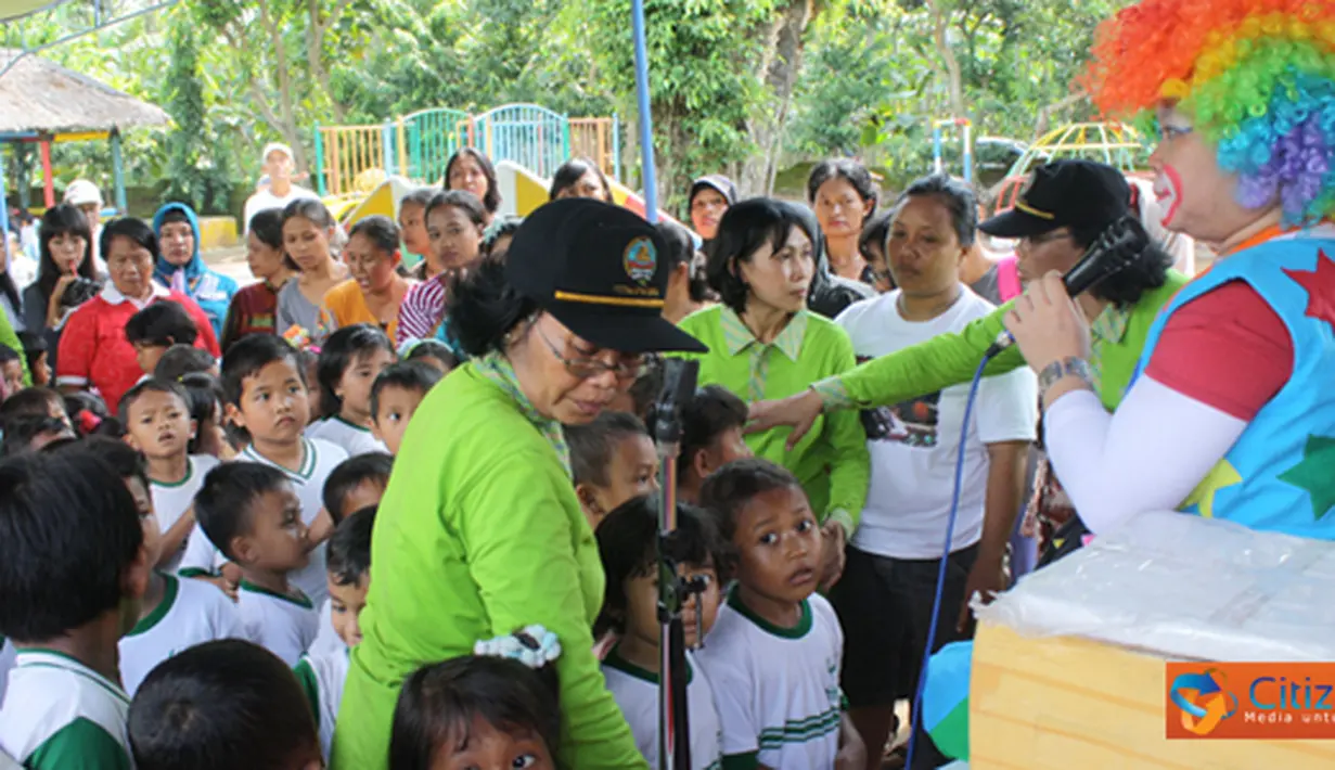 Citizen6, Kendal: Para murid dihibur dengan show badut maskot yayasan tersebut yaitu Mimi Brintik dengan rambut kribo pelangi yang membuat para murid tertawa gembira dengan leluconnya. (Pengirim: Aryo Widiyanto)