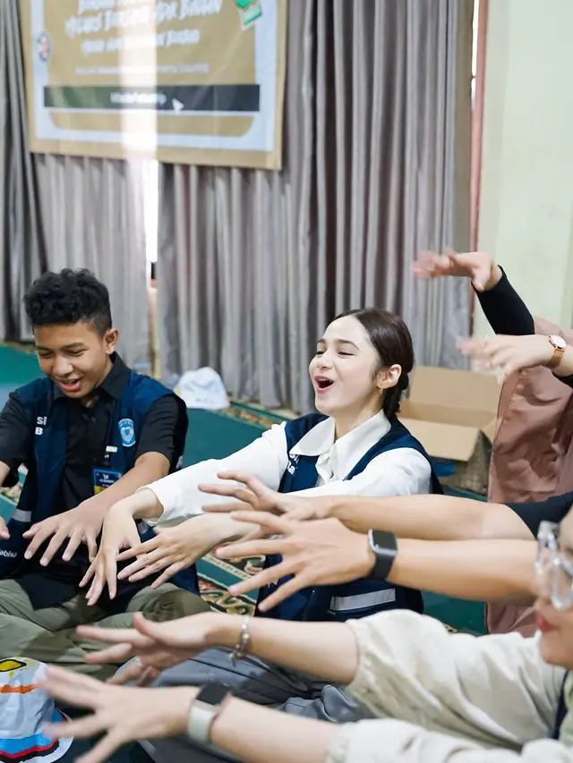 Syifa Hadju merayakan ulang tahun bersama anak-anak panti asuhan (https://www.instagram.com/p/C9b-VTQSu_Y/?img_index=1)