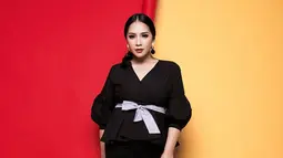 Gigi mungkin bukan sosok yang suka berdandan menor. Namun, di setiap pemotretan, riasan make up Gigi selalu sukses membuatnya memukau banyak orang. Ditambah dengan gaya rambutnya yang diikat ke belakang dilengkapi dengan anting sebagai aksesoris. (Liputan6.com/IG/@raffinagita1717)