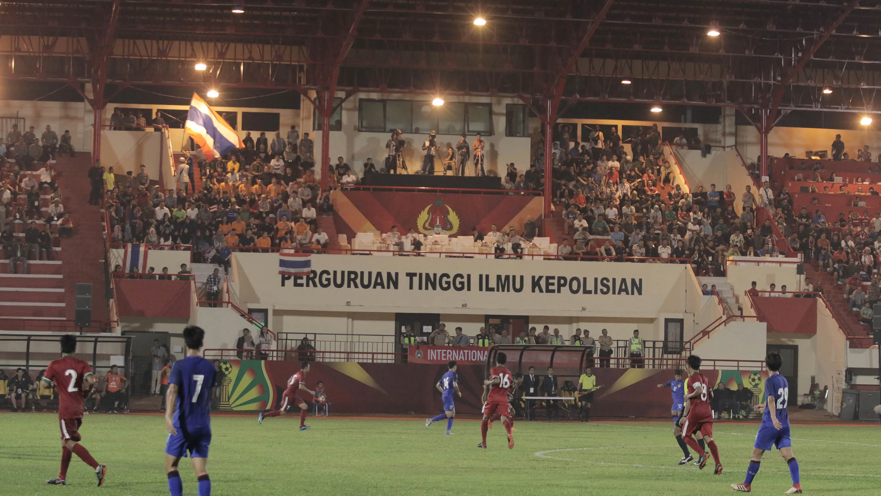 Suasana tribun saat Timnas Indonesia melawan Thailand di Stadion PTIK, Jakarta, Kamis, (31/5/2018). Indonesia takluk 1-2 dari Thailand. (Bola.com/M Iqbal Ichsan)