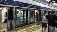 Penumpang menaiki moda transportasi MRT di Stasiun Bundaran HI, Jakarta, Sabtu (18/2/2023). Dengan dijadikannya MRT Jakarta sebagai objek vital, pengamanan terhadap jalur, stasiun, depo, hingga fasilitas operasi seperti gardu listrik MRT Jakarta dilakukan berdasarkan ketentuan dalam peraturan perundang-undangan mengenai perkeretaapian dan pedoman pengamanan objek vital nasional. (Liputan6.com/Faizal Fanani)