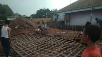 Rumah warga yang rusak parah saat hujan disertai angin kencang menerjang wilayah Bogor, Jawa Barat, Rabu (4/9/2019). (Liputan6.com/Achmad Sudarno)