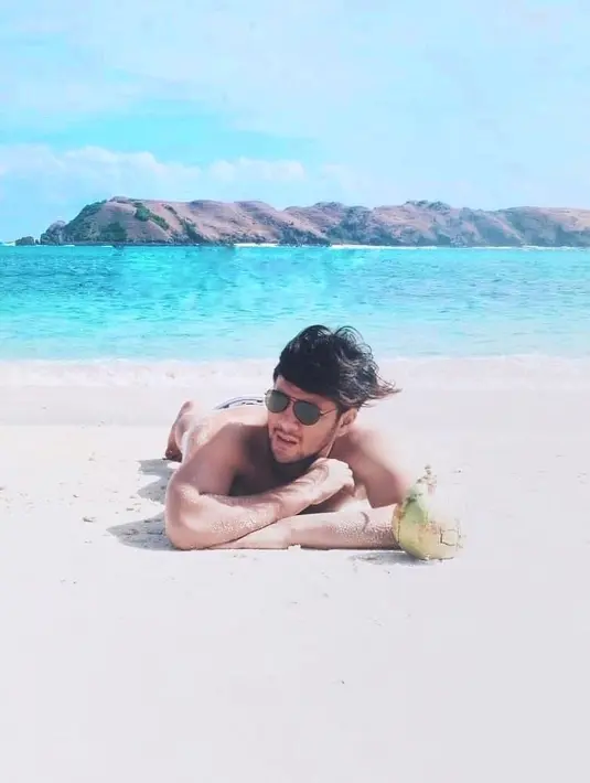 "Sangat disayangkan orang-orang di sana itu lebih pengennya di daerah kota Mataram, Senggigi, dan itu jauh banget aksesnya dan susah untuk ditempuh, padahal di kampungnya itu udah ada sekolahan," terangnya. (Foto: instagram.com/ammarzoni)