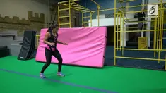 Michelle didampingi oleh Holland Diaz, pemeran pengganti pada film Spider-Man.