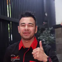 Raffi Ahmad hadir dalam acara amal yang diselenggarakan oleh Forwan. Acara Forwan Berbagi &  Peduli itu diselenggarakan di kawasan Bekasi.(Andy Masela/Bintang.com)