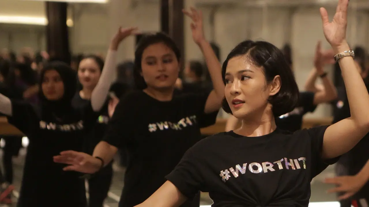 Olahraga Tanpa Makeup Luntur, Ternyata Ini Rahasia Dian Sastro