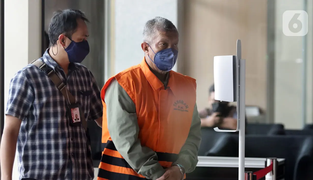 Mantan Wali Kota Yogyakarta, Haryadi Suyuti saat tiba di Gedung KPK, Jakarta, Rabu (29/6/2022). KPK memperpanjang masa penahanan Haryadi Suyuti sebagai tersangka terkait dugaan suap izin pembangunan Apartemen di Pemkot Yogyakarta. (Liputan6.com/Helmi Fithriansyah)