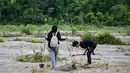 Relawan peduli lingkungan menanam pohon di Daerah Aliran Sungai (DAS) Peusangan, Negeri Antara, Bener Meriah, Aceh, Sabtu (18/7/2026). (AFP/ Chaideer Mahyuddin)