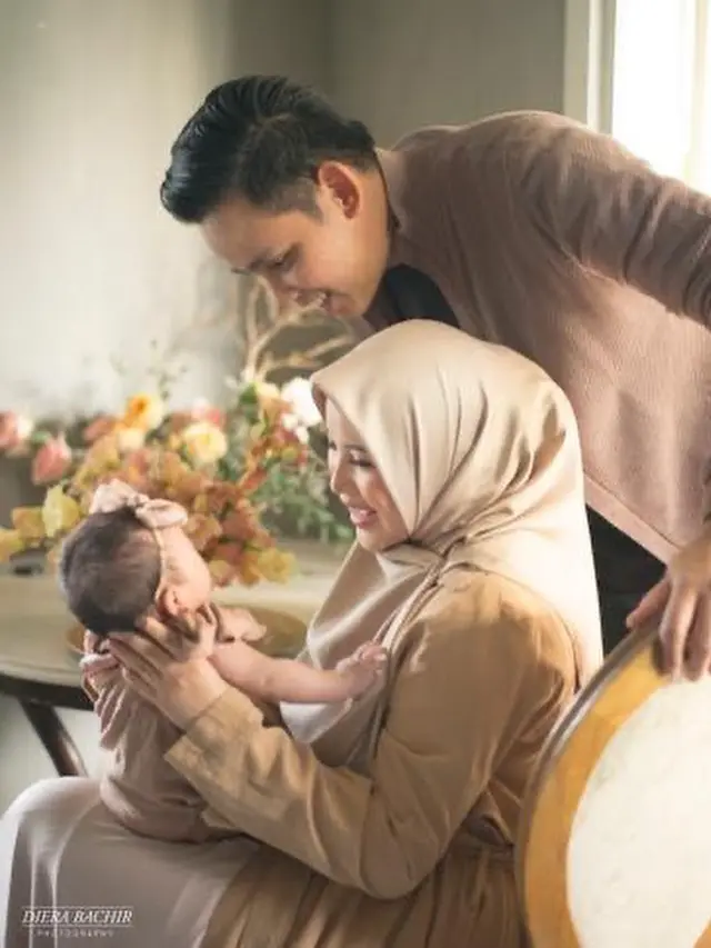 6 Pemotretan Keluarga Chacha Frederica, Wajah Putrinya Bikin Penasaran