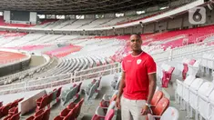 Pelatih timnas Indonesia, Patrick Kluivert usai wawancara khusus dengan Liputan6 SCTV di tribun VIP Stadion Utama Gelora Bung Karno, Jakarta, Selasa (14/1/2025). (Liputan6.com/Herman Zakharia)