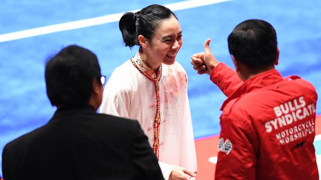 Gaya Jokowi Saat Beri Semangat Lindswell Kwok