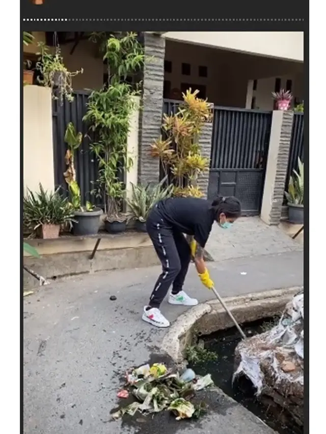 7 Momen Saat Awkarin Bersihkan Sampah dan Selokan, Curi Perhatian