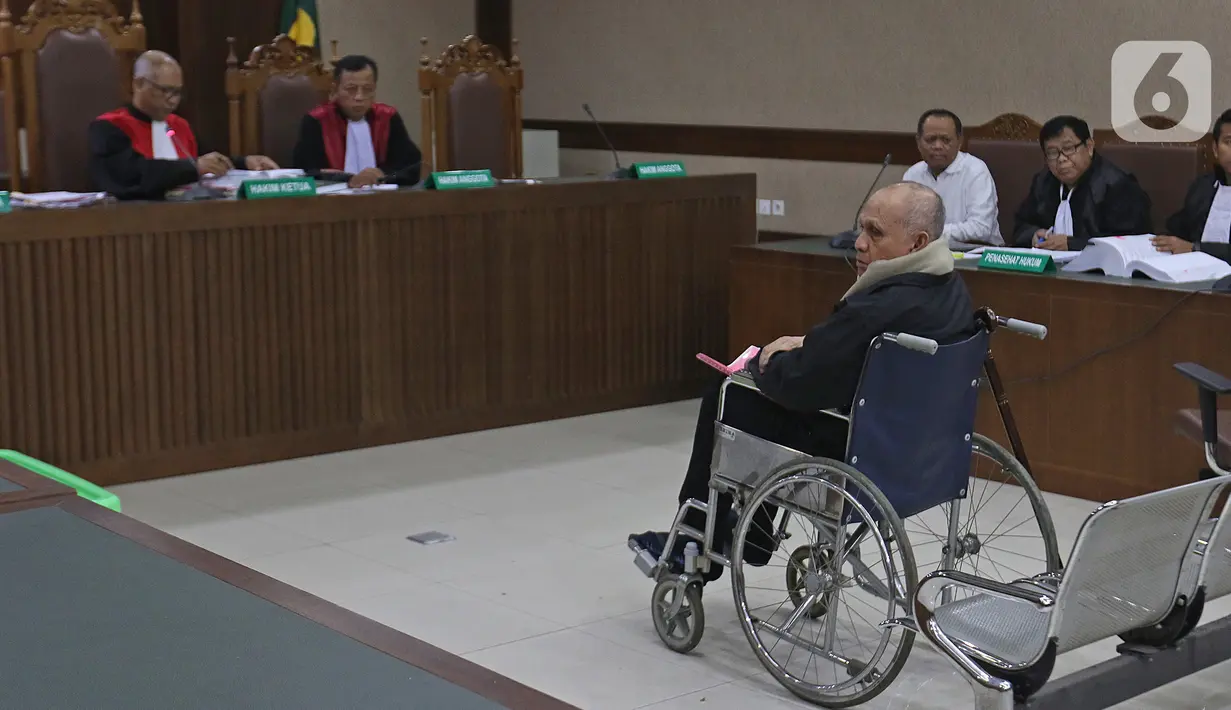 Terdakwa Kivlan Zen memberikan kesaksian dalam sidang kasus kepemilikan senjata api ilegal di Pengadilan Negeri Jakarta Pusat, Selasa (7/1/2020). Kivlan menjadi saksi untuk terdakwa Habil Marati atas kasus kepemilikan senjata api ilegal. (Liputan6.com/Herman Zakharia)