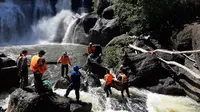 petugas SAR Pos Luwuk sedang mengevakuasi jenazah korban yang jatuh dari air terjun di Tojo Unauna, Sabtu (11/7/2020). (Foto: Basarnas Palu).