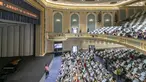 Orang-orang menunggu pertunjukan dimulai di lobi utama Gedung Konser Shanghai (Shanghai Concert Hall) di Shanghai, China timur (6/9/2020). Gedung konser tersebut dibuka kembali untuk umum pada Minggu (6/9) setelah dipugar selama satu setengah tahun. (Xinhua/Wang Xiang)