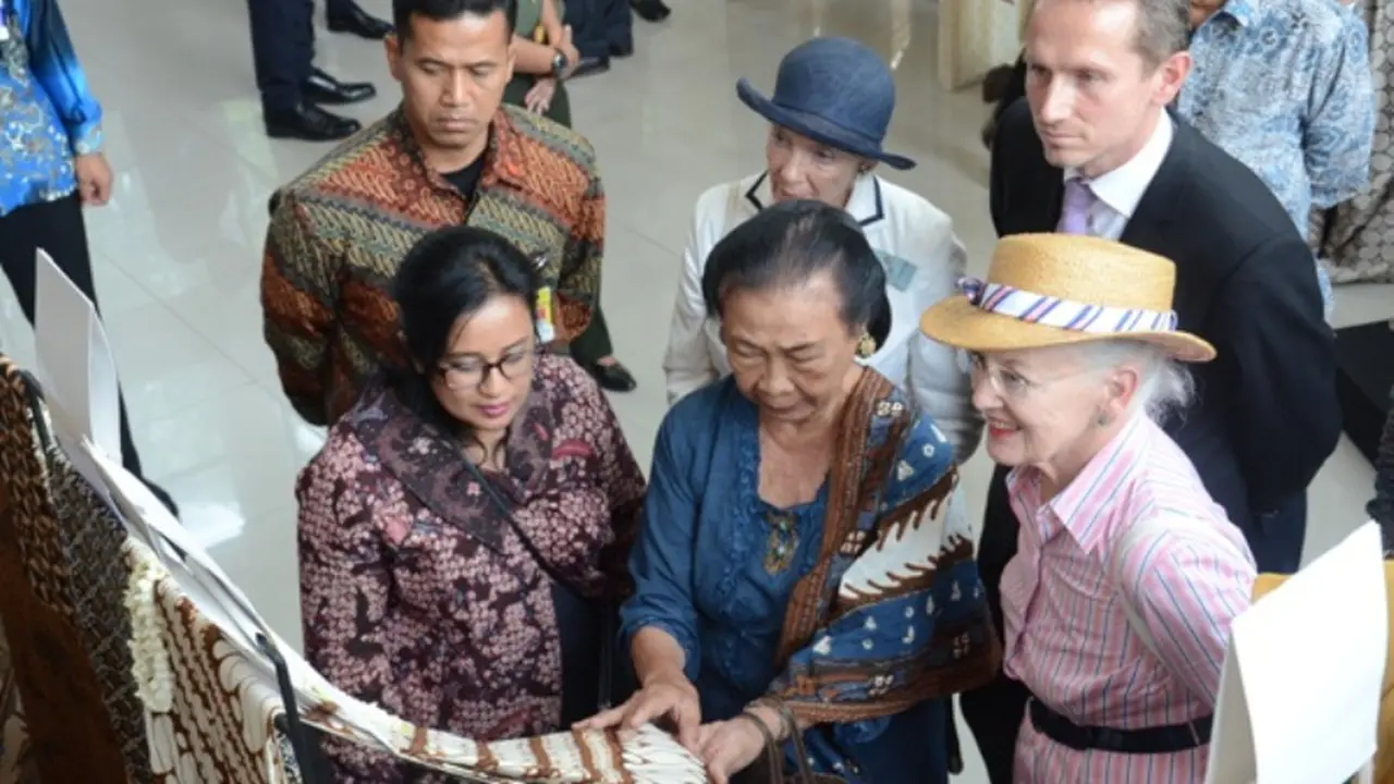 Ratu Denmark membatik